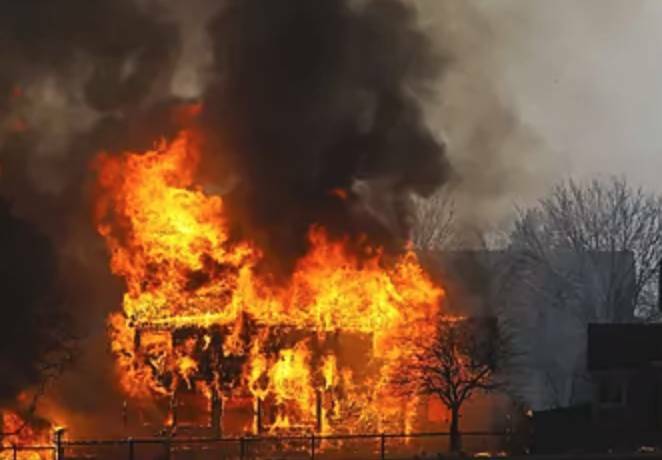 Se incendió la casa y no le dio tiempo a salir: murió en medio de las llamas