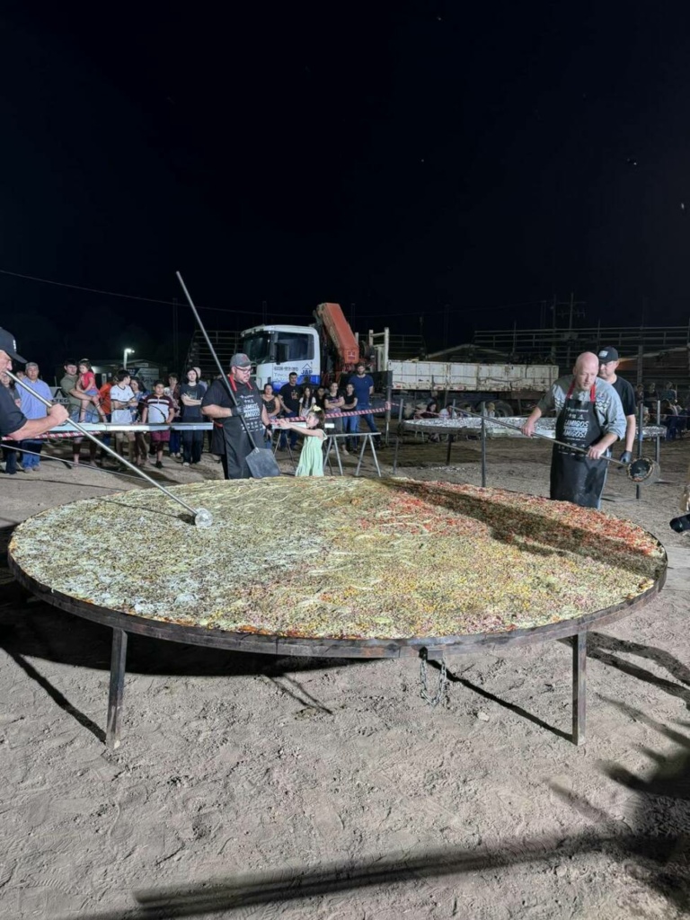 ¡Gran pizza! En el Chaco le bajaron una «súper pizza» de más de 1.200 porciones