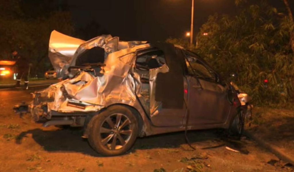 Se quedó a contarle a los polis cómo fue el accidente ¡y atropellaron a todos!