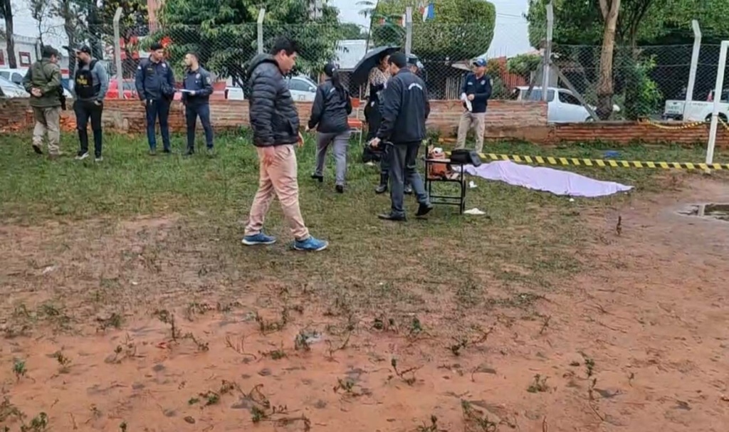 Suspendieron las clases de una escuela porque, en el patio, encontraron un muerto