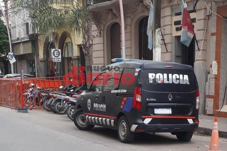 El tipo quiso cortar con su amante y se armó un escándalo: terminó en la comisaría