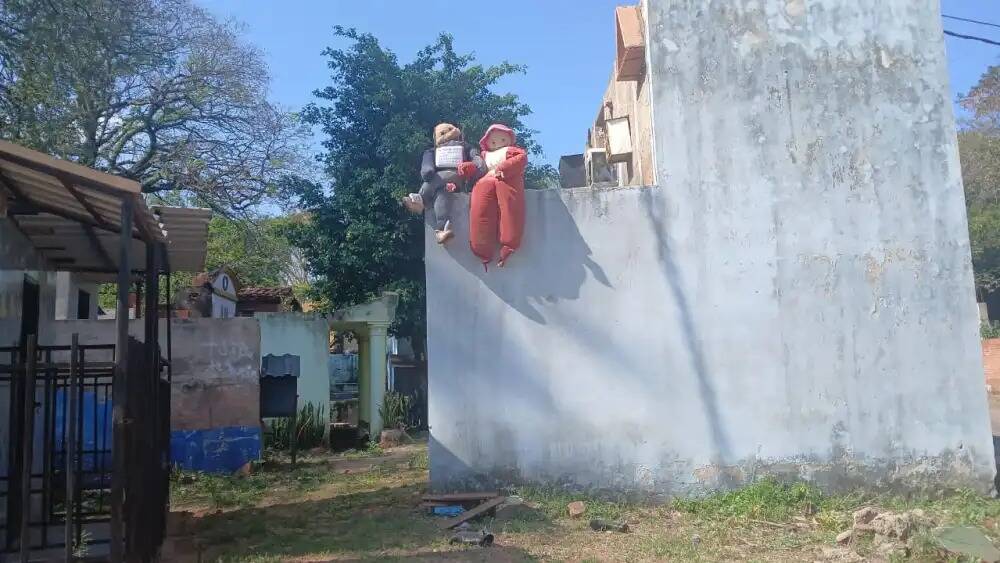 Unos “muñespiritos” aparecieron en el cementerio de Ypané: culpan a los “chespis”