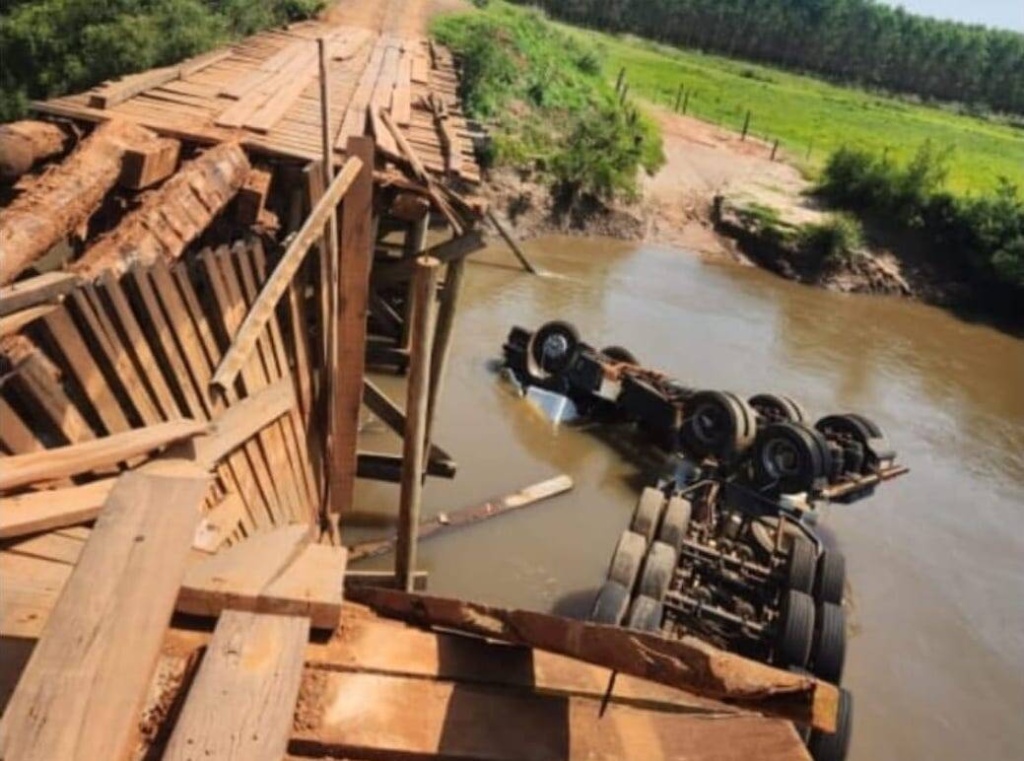 Precario puente terminó provocando la caída de un camión: chofer habría muerto ahogado