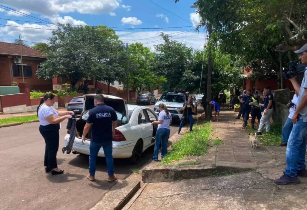 En medio de moscas y olor asqueroso, pensaron que había un muerto en el auto: era otra cosaite