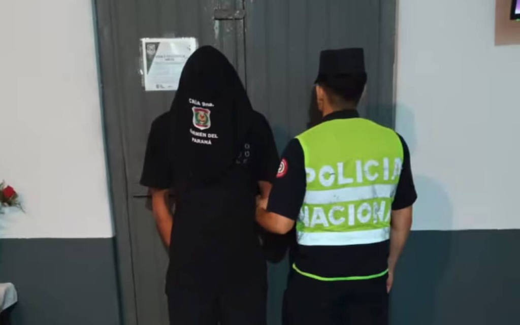 Una mujer llevaba horas de muerta en su casa: vecinos llamaron a la poli y se llevaron a la pareja