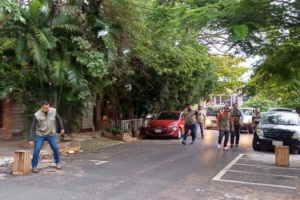 Siguen la “cacería” de “cuidacohes”: “cobrar por estacionar en un lugar público y gratuito no corresponde”