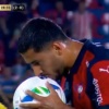 Ni besando la pelota: Cecilio Domínguez volvió a desperdiciar un tiro penal y la gente silbó
