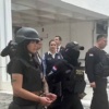 Encerraron a una mujer con un montón de militares alrededor y una jueza explicó el porqué
