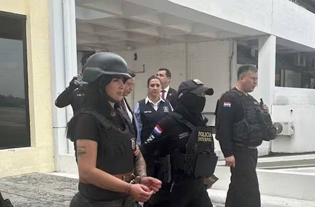 Encerraron a una mujer con un montón de militares alrededor y una jueza explicó el porqué