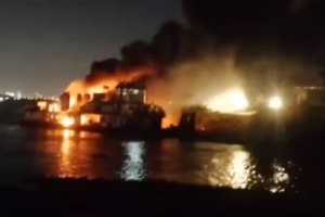 Se achicharró todito: remolcador se convirtió en brasero durante la medianoche; 10 fueron rescatados
