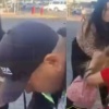 Pilló a la “otra” y quiso hacerle un “servicio de peluquería” con las uñas: el momento se volvió viral