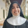 Una hermana he’i que la expulsaron de un convento porque está “demasiado linda” para ser monja