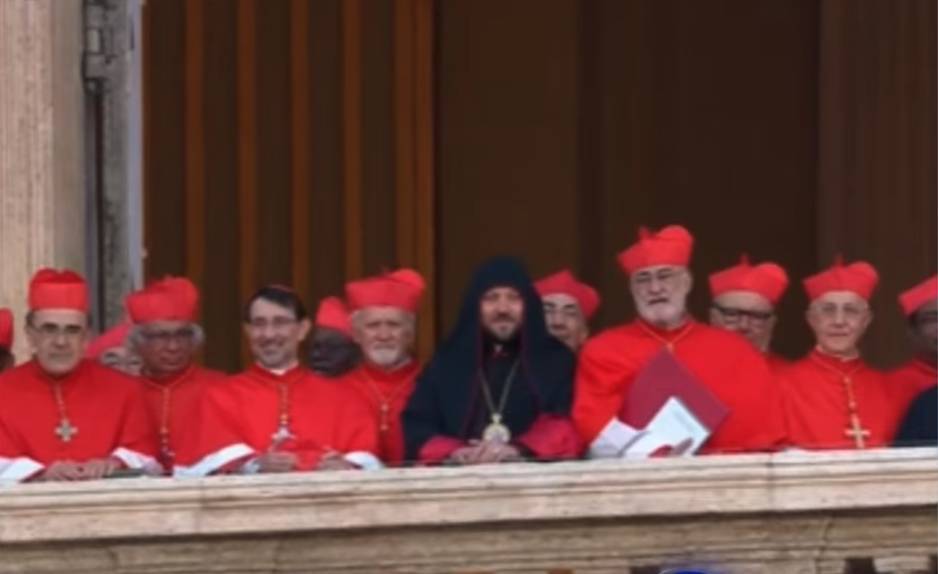¿Quien es el “cardenal negro”, que puede ser papa, y que llamó la atención del rollo en el balcón?