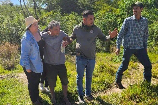 ¡Encontraron a un karai perdido en el monte y un «amigo misterioso» ndaje le cuidó!